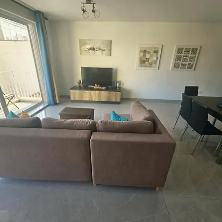 In Elegant 2 Bedrooms Privatunterkunft *